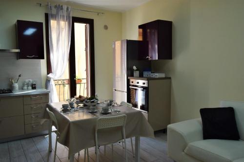 une cuisine avec une table et des chaises ainsi qu'une cuisine avec une cuisinière dans l'établissement L'Antico Borgo di Segesta, à Calatafimi-Segesta