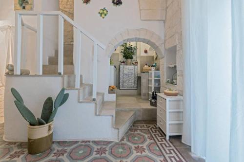 卡羅維尼奧的住宿－San Martino, 21，走廊上设有种植了盆栽植物的楼梯