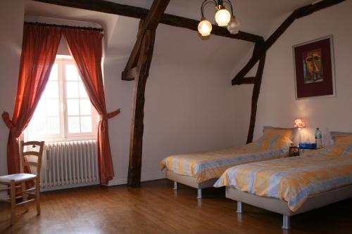 Een bed of bedden in een kamer bij Domaine des Hirondelles