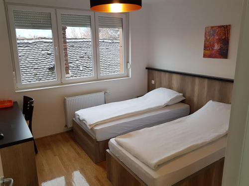 Un pat sau paturi într-o cameră la Apartmani Simić Quatro
