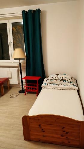 A bed or beds in a room at Gdańska 5