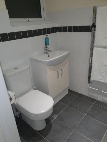 A bathroom at The Old Times Guest House 