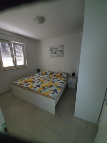 una camera da letto con un letto in una stanza di Apartmani Matko a Nin