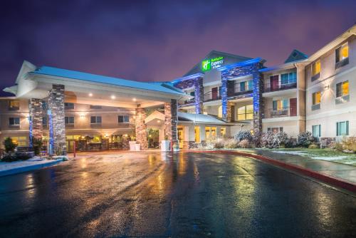 um parque de estacionamento vazio em frente a um hotel em Holiday Inn Express Hotel & Suites Gunnison, an IHG Hotel em Gunnison