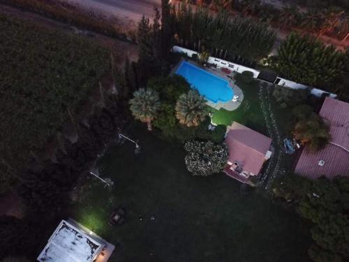 una vista aérea de un patio con piscina en Complejo Los Aromos, San Juan, AR en San Juan