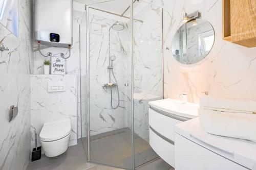 Ένα μπάνιο στο Apartment Noemi with a direct beach view