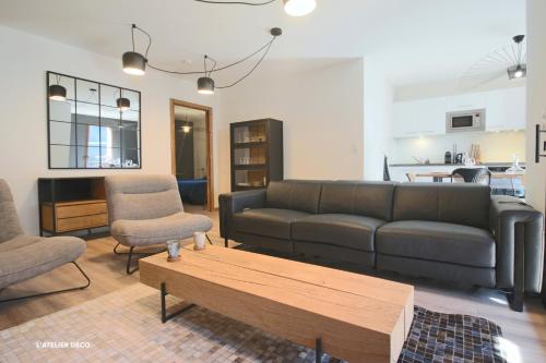 a living room with a couch and a coffee table at Magnifique T5 Duplex de Grand Standing 120m2 neuf classé 4 étoiles pour 8 personnes en plein centre de Saint-Lary-Soulan in Saint-Lary-Soulan
