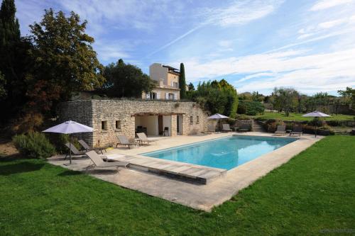 Piscina de la sau aproape de Domaine de l'Enclos