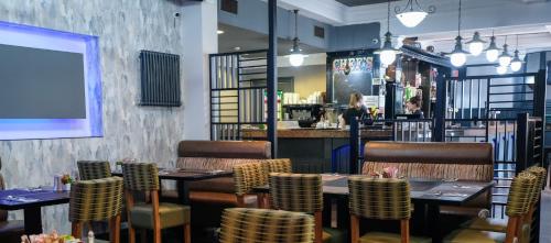 A restaurant or other place to eat at The City Hotel 