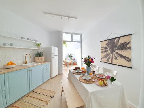 uma cozinha branca com uma mesa com fruta em ALAYNA´S HOMES em Valle Gran Rey
