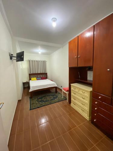 Dormitorio pequeño con cama y vestidor en Suite Aeroporto de Congonhas, en São Paulo