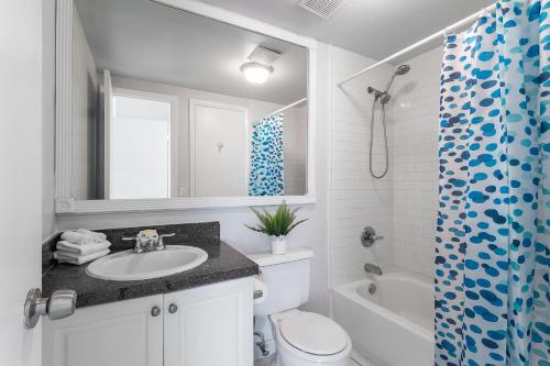 y baño con lavabo, aseo y ducha. en South Beach Two Bedroom Apartment, en Miami Beach