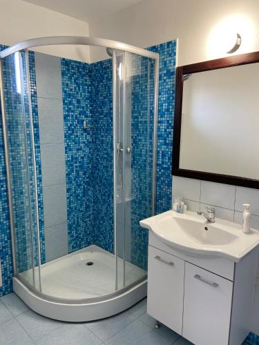 a bathroom with a shower and a sink and a tv at Poème in Sighetu Marmaţiei