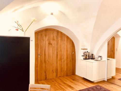 Zimmer mit einer Holztür und einer Theke in der Unterkunft Appartements im Herzen der Passauer Altstadt in Passau