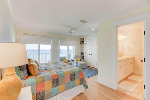 - une chambre avec un lit et une vue sur l'océan dans l'établissement Sea Bluff Townhomes 02, à Santa Rosa Beach