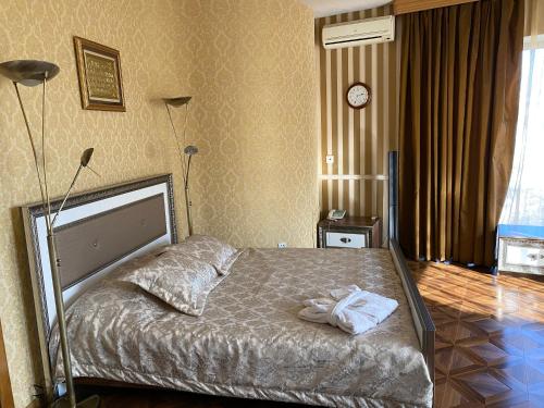 Un pat sau paturi într-o cameră la Ansera Badamdar