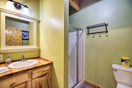 Koupelna v ubytování Ski Lodge Mtn Retreat with Fire Pit, Deck and Views!