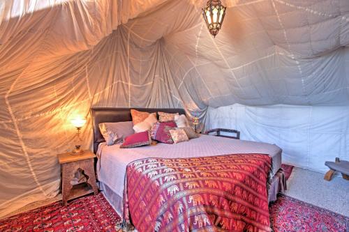 Легло или легла в стая в Dreamy Houston Boho Cottage with Private Pool!