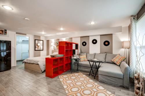 En eller flere senge i et værelse på Tranquil Pottsboro Studio with Fire Pit, Forest View