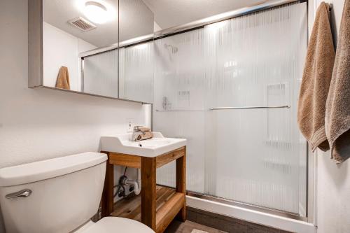 Et badeværelse på Tranquil Pottsboro Studio with Fire Pit, Forest View