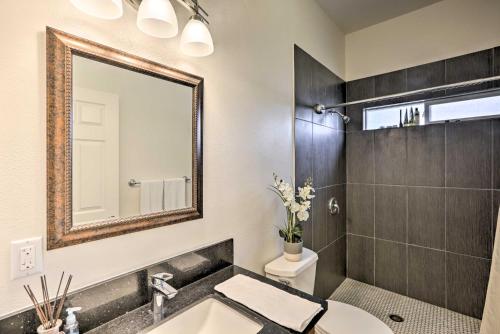 Remodeled Honolulu Apartment with Courtyard Downtown tesisinde bir banyo