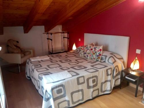 1 dormitorio con 1 cama grande y 1 silla en Agustina de Aragón, en Zaragoza