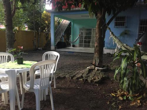a table and chairs in front of a house at Espaço Verde in Vitória