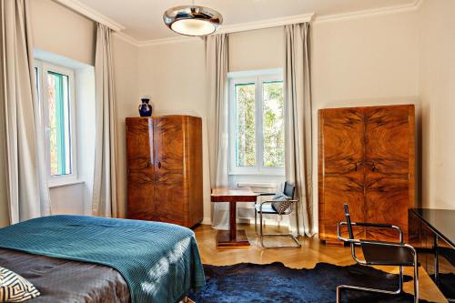 En eller flere senge i et værelse på Deluxe Beachfront Apartment Klara, Lovran