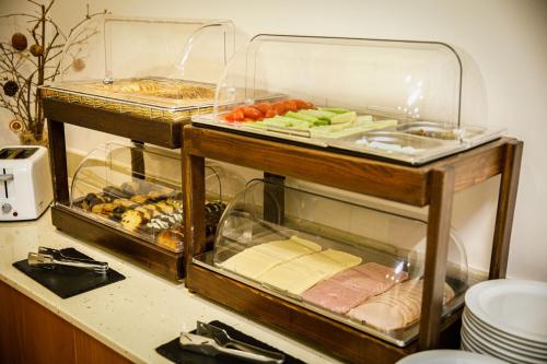 a display case filled with different types of food at Hotel ΑΤΗΙΝΑ in Lamía
