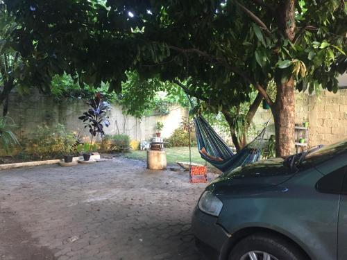 a hammock in a courtyard under a tree at Espaço Verde in Vitória
