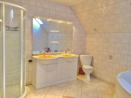 ein Badezimmer mit zwei Waschbecken, einem WC und einer Dusche in der Unterkunft Les Bouaux, Lavena in Cussy-en-Morvan