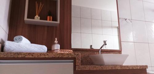 W łazience znajduje się umywalka i lustro. w obiekcie Terra do Chimarrão Hotel w mieście Venâncio Aires