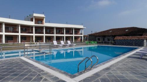Bazén v ubytování Babai Resort Pvt Ltd nebo v jeho okolí