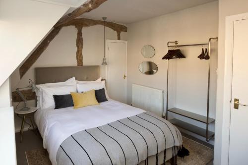 سرير أو أسرّة في غرفة في Cotswolds Place - Chancewell