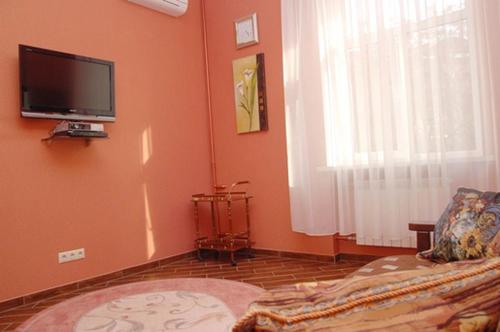 ein Wohnzimmer mit einem Flachbild-TV an der Wand in der Unterkunft Sofiivs'ka Street, 1,, in Kiew