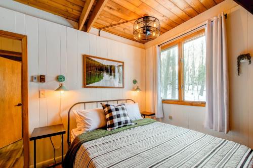 um quarto com uma cama e um tecto de madeira em Golden A-Frame em Swanton
