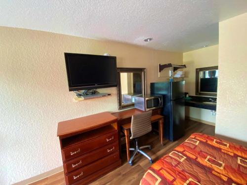 Кухня или мини-кухня в Economy Lodge Texas City Refinery
