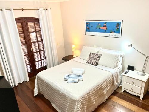 Katil atau katil-katil dalam bilik di Quartos aconchegantes em Sobrado grande no meio do Brooklin
