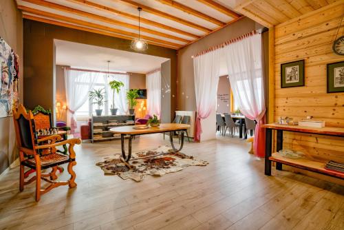 un salon avec un plafond en bois et une table dans l'établissement Le Mont Besset, à Lalouvesc