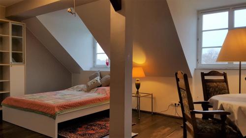 um quarto com uma cama, uma mesa e uma janela em Penthouse Zimmer mit Bad EM2024 Hospitality Package em Königstein im Taunus