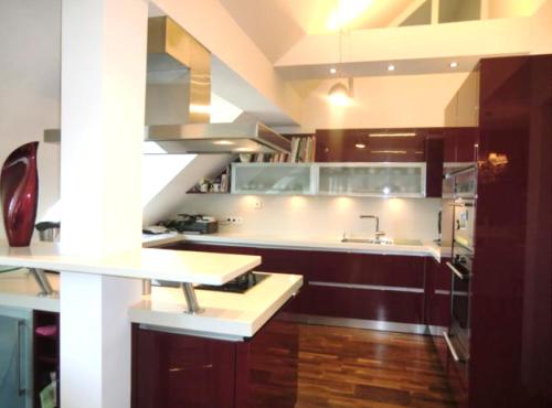 Kuchyň nebo kuchyňský kout v ubytování Voll ausgestattetes Penthouse-Zimmer mit Bad