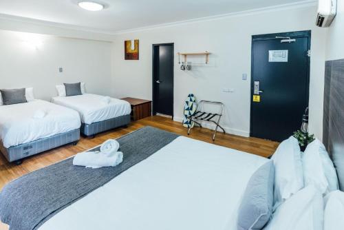 En eller flere senge i et værelse på UNO Hotel Sydney
