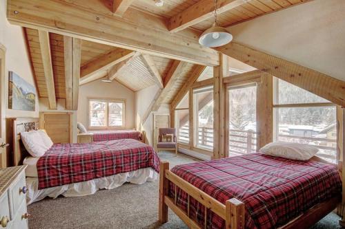 Ένα ή περισσότερα κρεβάτια σε δωμάτιο στο Alpine Ski Lodge: Amazing View and Private Hot Tub