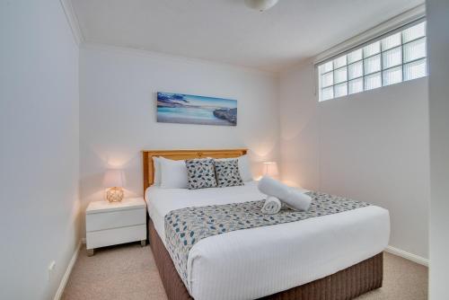 Cama o camas de una habitación en Grand Palais Boolarong Beachside Apartments