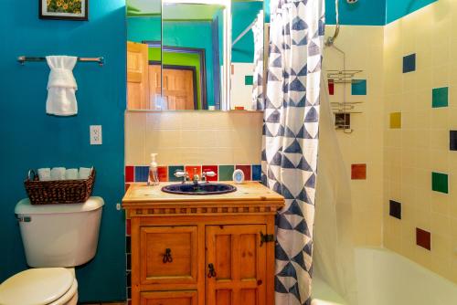 een badkamer met een wastafel, een toilet en een douche bij Chuck's Cabin in a Joshua Tree Community in Twentynine Palms