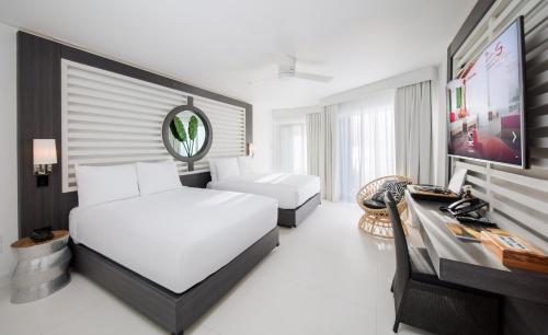 Cama o camas de una habitación en S Hotel Montego Bay - Luxury Boutique All-Inclusive Hotel