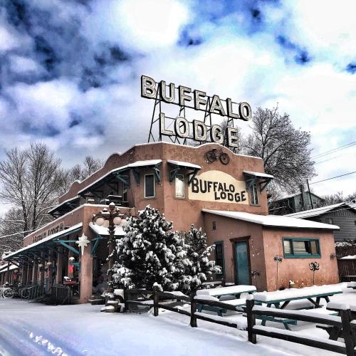 un edificio con un cartel en la nieve en Buffalo Lodge Bicycle Resort - Amazing access to local trails & the Garden en Colorado Springs