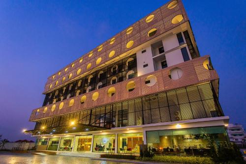 ein hohes Gebäude mit vielen Fenstern in der Unterkunft Hotel Fuse Rayong in Rayong