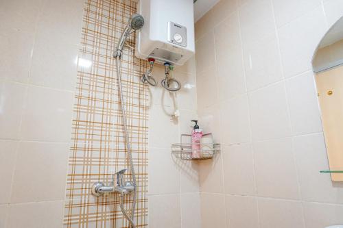 Ванная комната в Comfortable 3BR Apartment at Green Palm Residences By Travelio