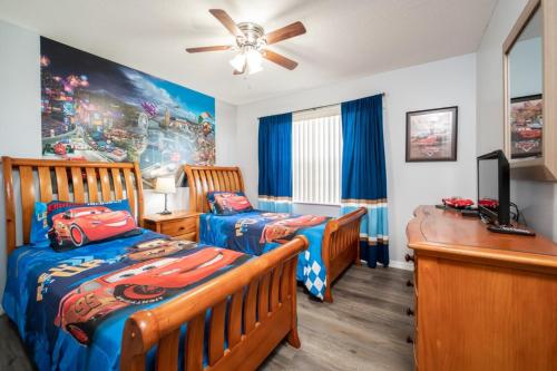 a bedroom with two beds and a desk at Sweet Memories in Kissimmee